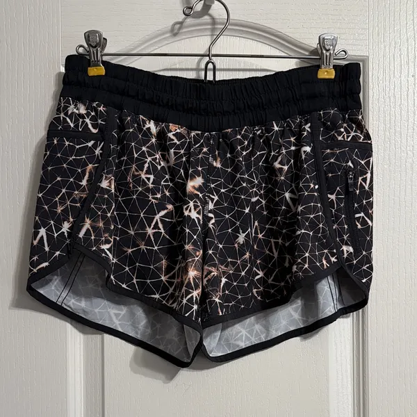 Lululemon‎ Tracker Short III in Star Crushed Multi / Black *4-way Stretch - Image 2