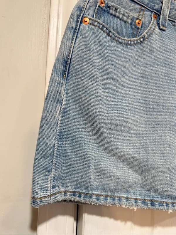 NWT Levi’s Size 28 Icon Skirt Mid Rise Distressed Denim Mini Medium Wash Classic - Image 2
