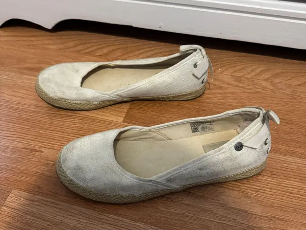 UGG Size 6 Off White Flats - Image 3