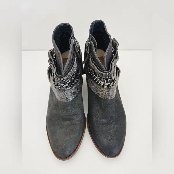 Dolce Vita Gray Suede Moto Ankle Boots Multi-Strap Buckle & Chain Details sz 8 - Image 4