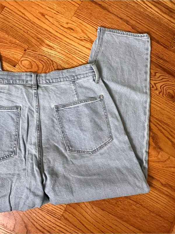 Uniqlo Light Wash Jeans - Classic Straight Fit - Image 6
