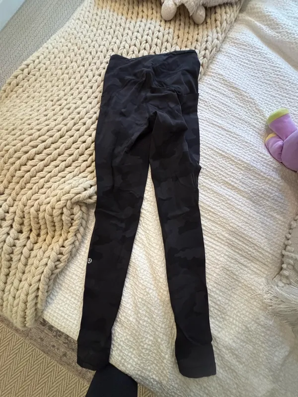 Lululemon Black Camo Leggings 28” with pockets  - Image 3