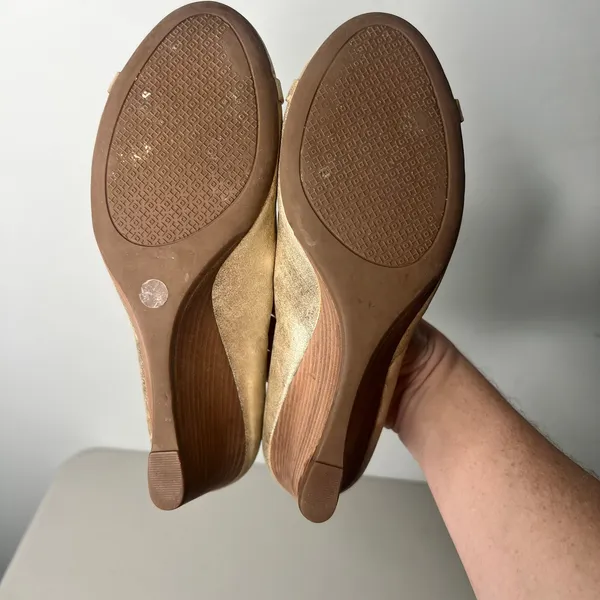 Tory Burch Metallic Leather Wedge Size 8 - Image 6