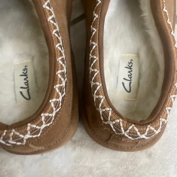 Clarks sz 8 Womens Suede Faux Fur Lined Slippers Chestnut Brown suede NWOT - Image 7