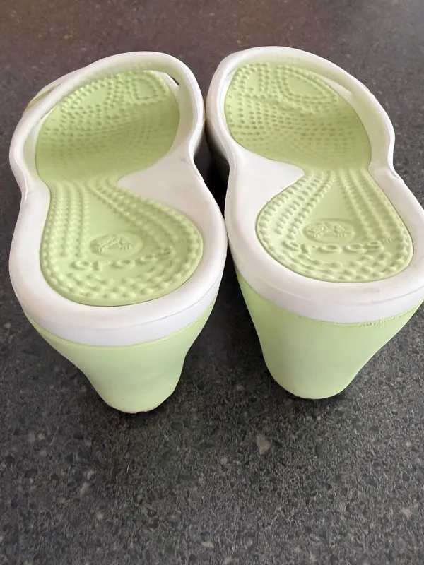 CROCS White Slide Sandals with Light Green Footbed size 7 - Image 5
