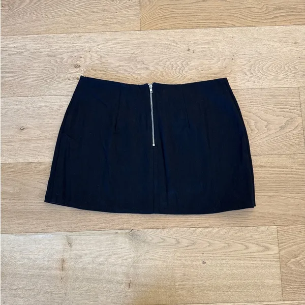 White Fox Mini Skirt Belt & Buckle Detail Size M Black - Image 4