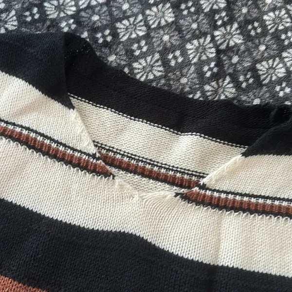 Botique Sweater Size M - Image 2