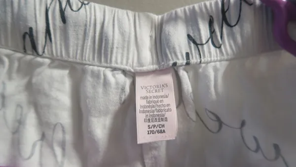 Victoria's Secret sweet dreams all over pajamas shorts in white and black size small. - Image 5