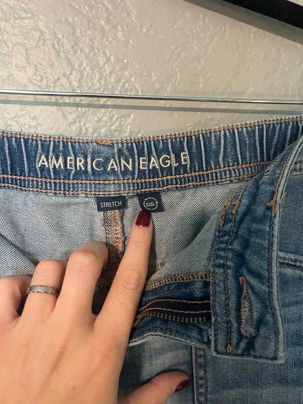 American Eagle Denim Shorts – Size 10 Cute American Eagle denim shorts in great condition! Light wash with rolled cuffs and a comfy stretch fit. Perfect everyday shorts for summer, vacations, or casual outfits. ✨ Size 10 ✨ Light wash denim ✨ Rolled cuff hem ✨ Stretch material for comfort ✨ Great pre-owned condition Smoke-free home. ! - Image 3