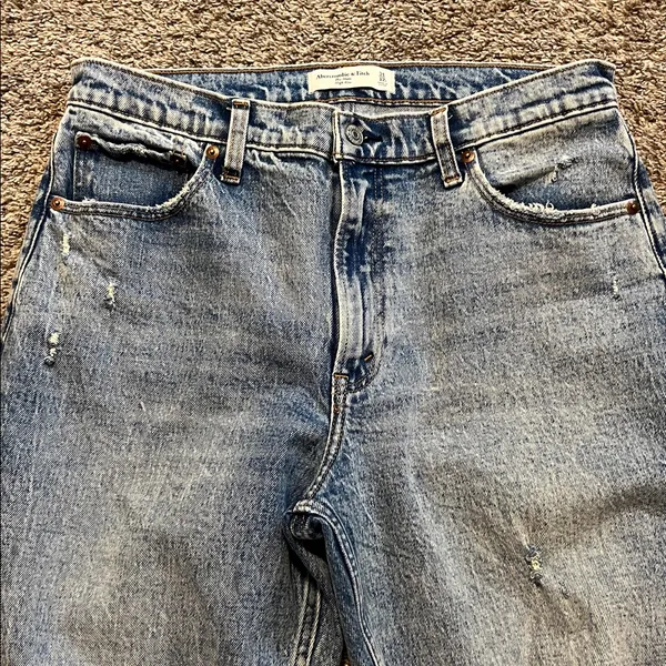 Abercrombie & Fitch Light‎ Wash Distressed Mom High Rise Jeans Size 31/12 - Image 5