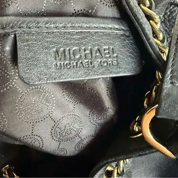 MICHAEL Michael Kors Black and Gold Shoulder Bag with‎ Chain Detail Bucket - Image 15