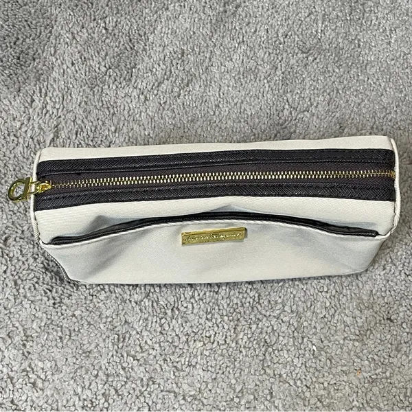 Salvatore Ferragamo Saudia‎ Ivory Travel Cosmetic Bag - Image 4