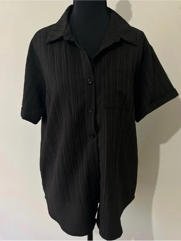 Relaxed Layering Black Short-Sleeve Textured Button-Down Shirt Small - Image 2