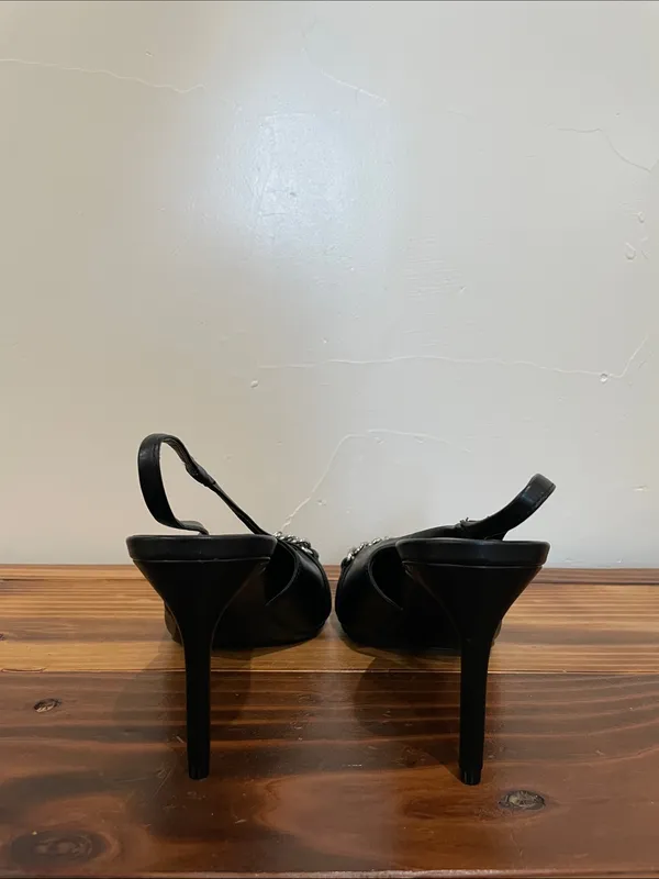 New! DKNY Slingback Pumps Black Heels Chain & Charms Detail Size 8.5 - Image 7