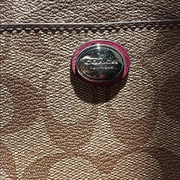 Coach Payton Signature C Go-Go Wristlet. Strap has some cracking. Original Tag - Image 4