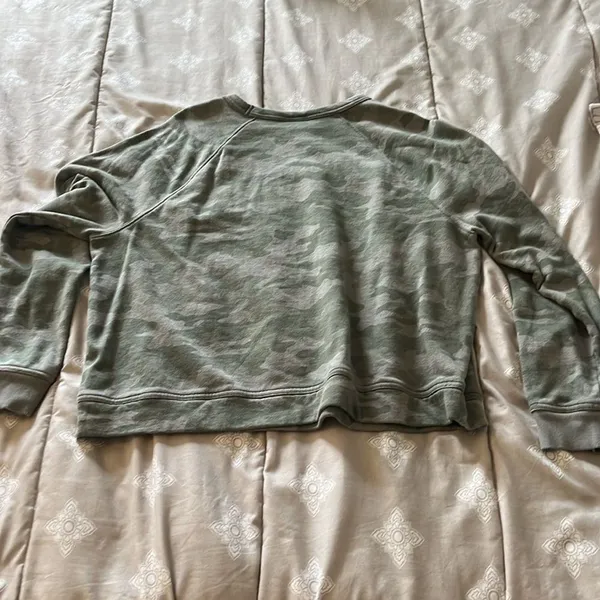 Universal Threads camo pullover sweatshirt,  size large - Image 5