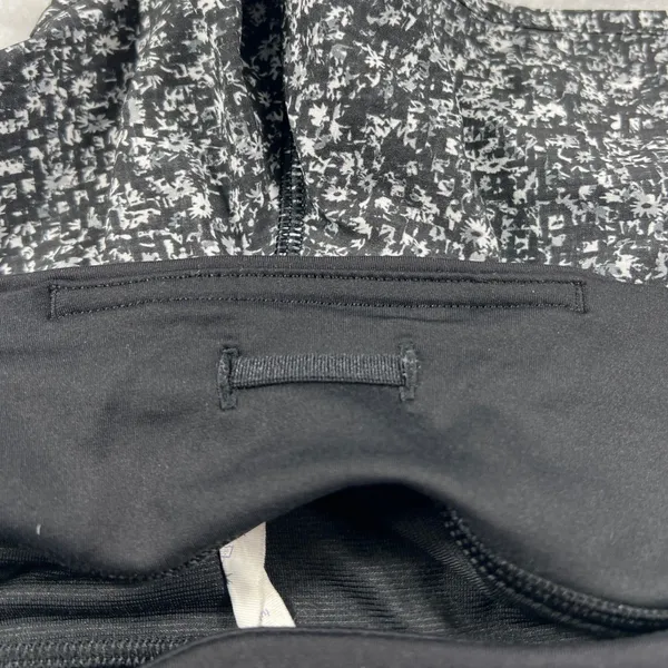 Lululemon Speed Short 2.5" Daisy Dust Alpine White Black‎ 6 Running Training EUC - Image 6