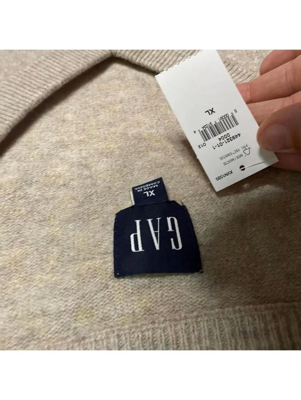 GAP Women's Light Tan V-Neck Sweater - Image 4