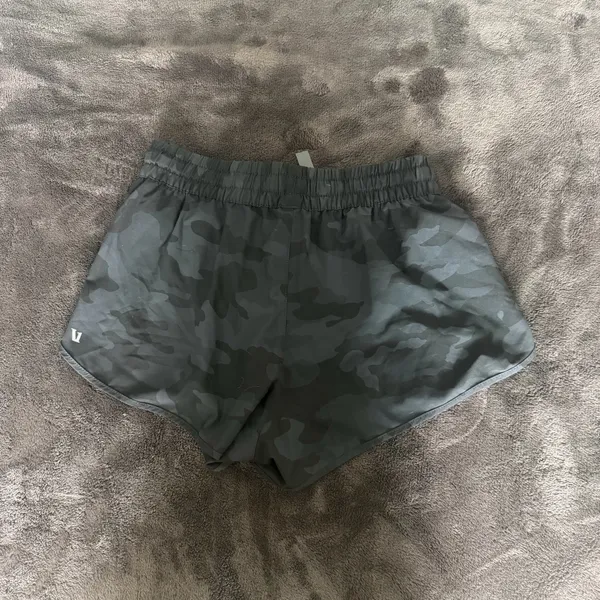 Vuori Shorts Camo Black - Image 3
