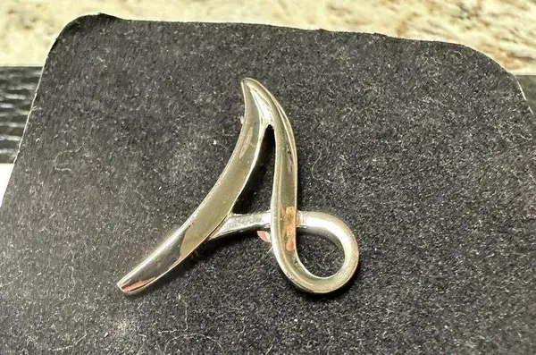 Sarah Coventry Letter Initial A Silver Tone Brooch Pin Signed - Image 4