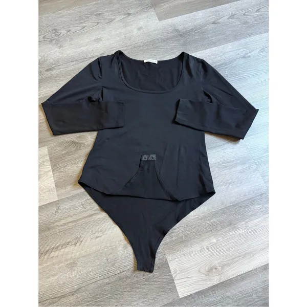 Scoop Neck Black Bodysuit Stretchy Medium Long Sleeve Minimalist Classic - Image 4