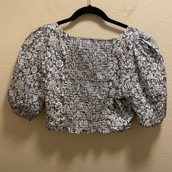 Anthropologie O.P.T Blue & White Floral Puff Sleeve Cropped Top Size Large NEW - Image 6