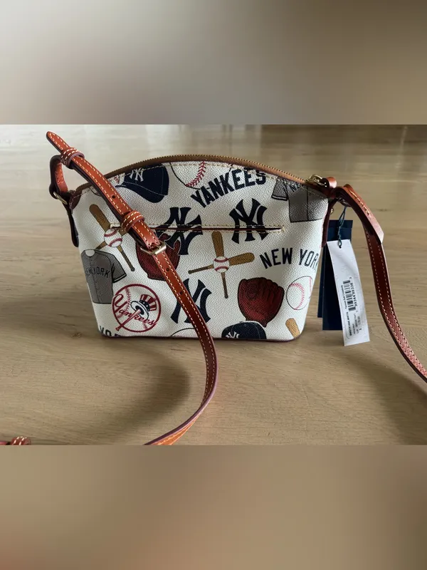 MLB New York Yankees Suki Crossbody white NWT - Image 11