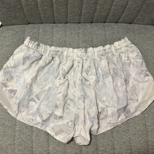 lululemon white jasmine multi hotty hot shorts - Image 3