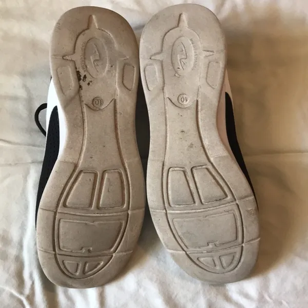 Black/white tennis shoes Size 10 - Image 3