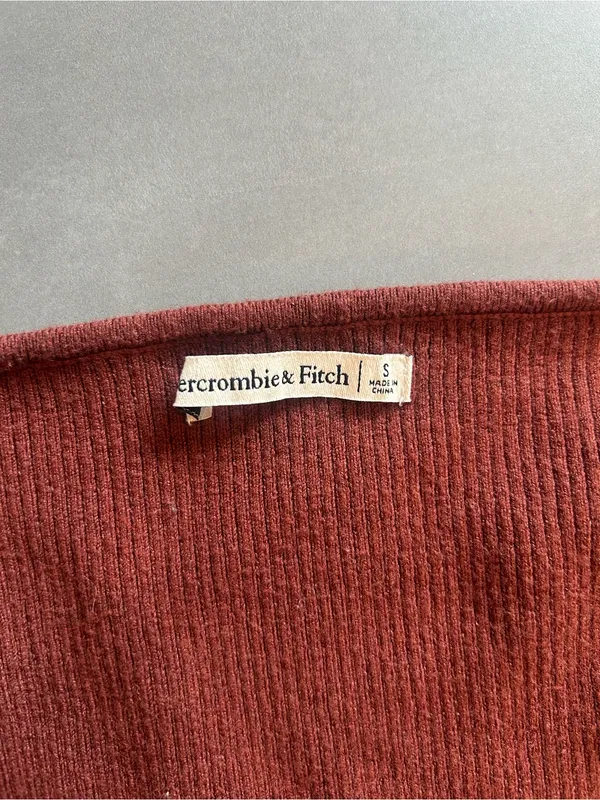Abercrombie & Fitch Ribbed Scoop-Neck Long-sleeve Crop Top | Rust-brown - Image 4
