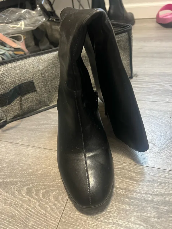 Black boots Size 8 - Image 2