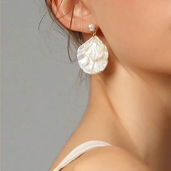 Pearl Shell Earrings White - Image 2
