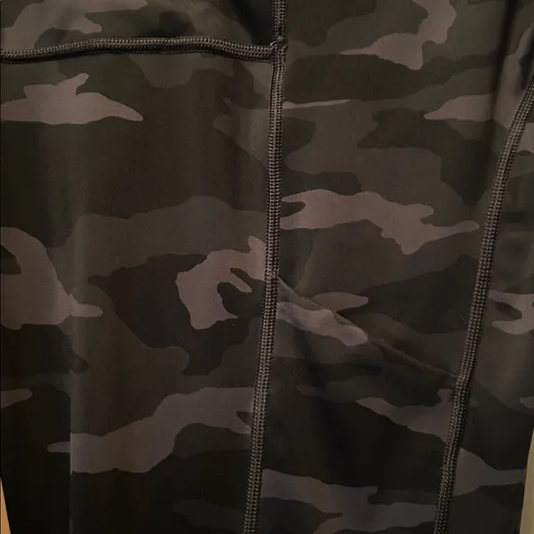 Athleta ultimate camo 7/8 stash pocket - Image 4
