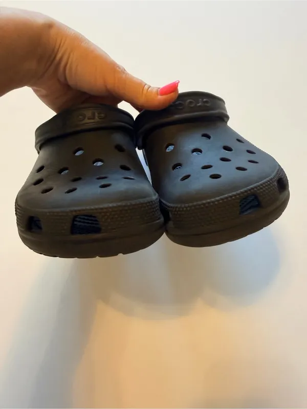 Crocs clogs perforated lightweight black, unisex, size 8 Women's/6 Men's - Image 4