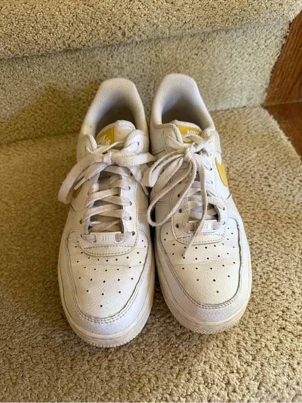 Nike White Low-Top Sneakers with Yellow Swoosh - Image 3