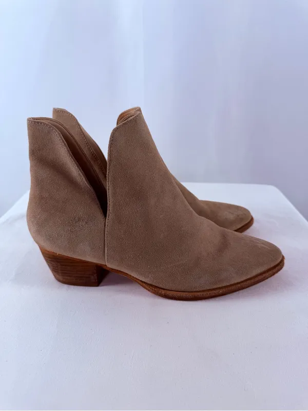 Free People Suede Pull On Pointed Toe‎ Bootie in Taupe Size 9 or 40 - Image 2