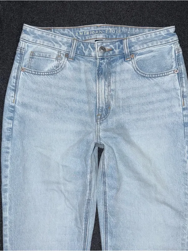NWOT American Eagle Strigid Mom Jeans High Rise Light Wash Denim Sz 6 (28x29) - Image 3