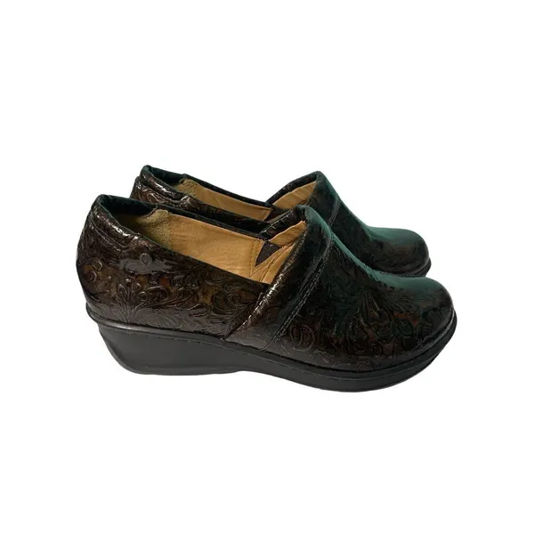 Elegant Embossed Leather Clogs Slip-On Comfort Shoes Brown S-77‎ - Image 2