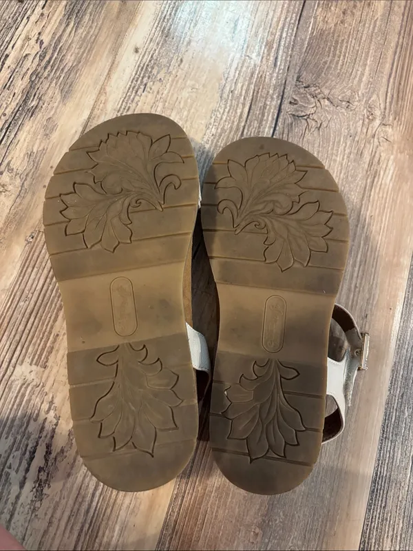 Eurosoft Gilana Cream Colored Sandals - Size 9M - Image 10