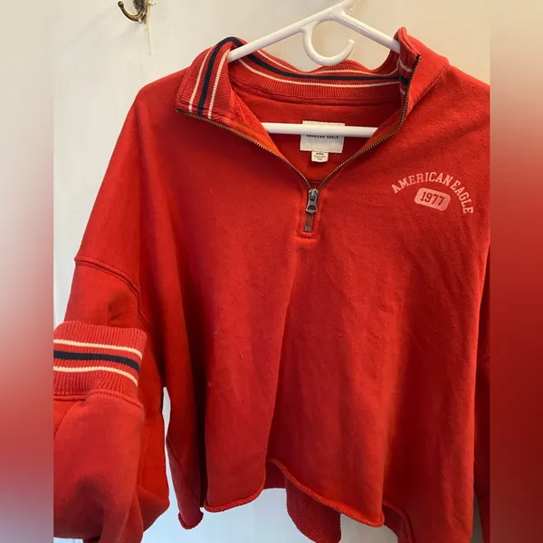 American Eagle Red Cropped Sweatshirt - Image 4