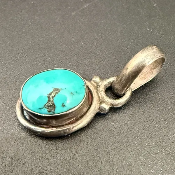 Vintage 925 Sterling Silver Oval Cabochon Turquoise Southwestern Pendant 2.3g. - Image 6