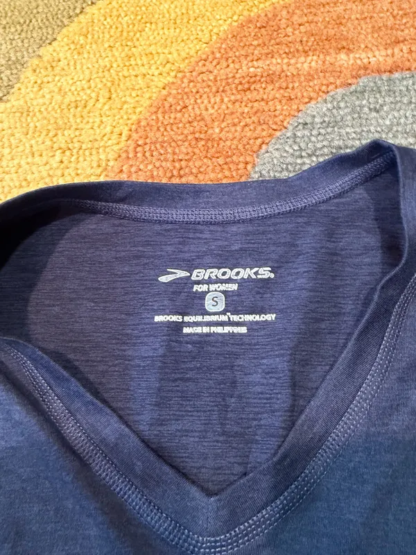 Brooks Running Women’s Long Sleeve V Neck Tee Shirt Navy Blue Size Small - Image 2