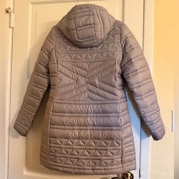 The North Face Women's Light Gray Hooded Puffer Jacket - Image 4
