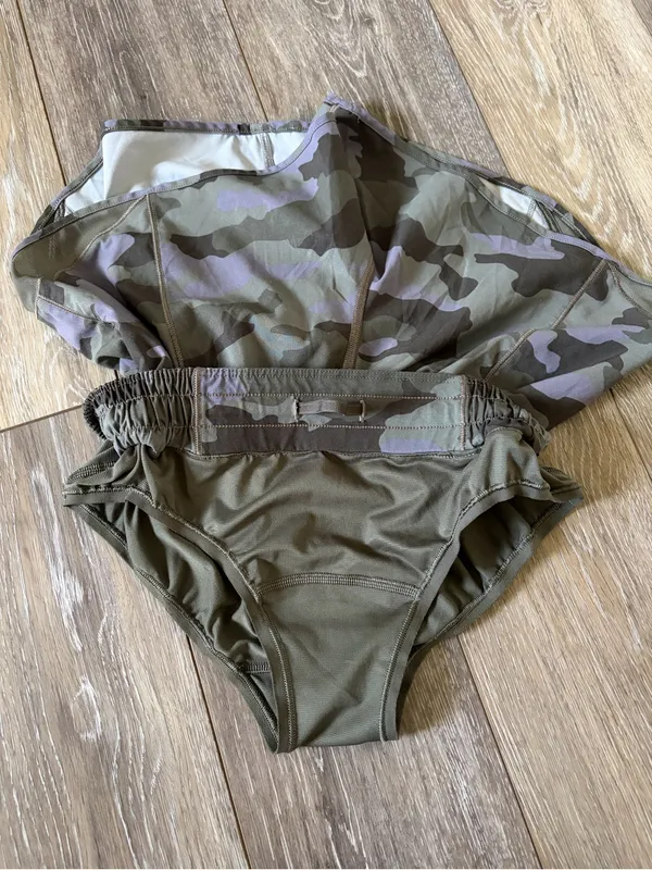 Lululemon Hotty Hot Short II Size 4 Low Rise 4 Inch - Image 4