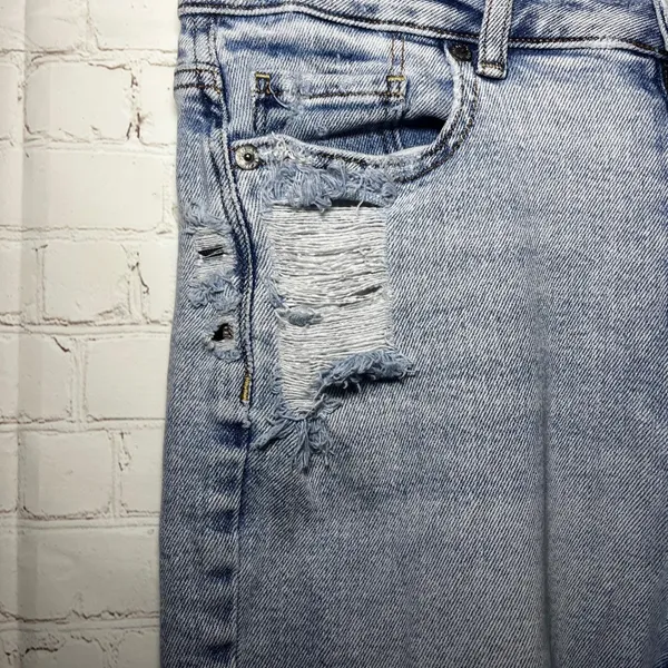 American Eagle Outfitters Mom Jeans‎ Light Wash Distressed Stretch Size 4 - Image 3