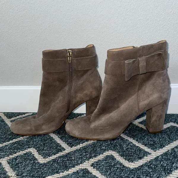 Kate Spade Suede Bow Ankle Boots Block Heel Taupe Size 9.5 - Image 2