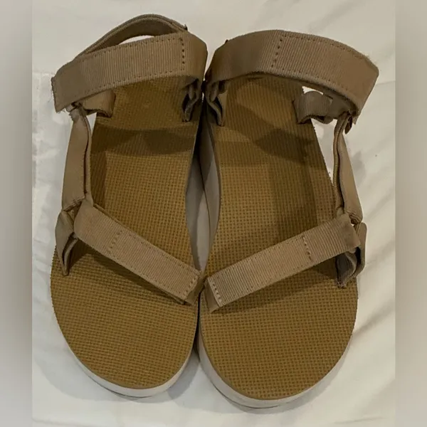 Teva Flatform Universal Sandals – Lark – Size 10 – Tan & White – 1 1/4” Platform - Image 3