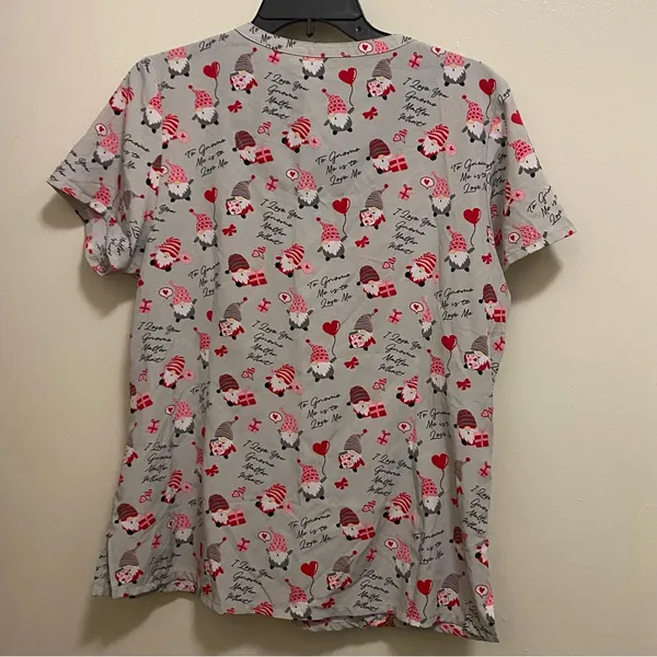 Prints By Maevn Womens Scrub Top M Medium 40” Gnomes Hearts Love Valentines - Image 5