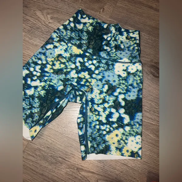 Offline By Aerie Trippy Retro High Waist Biker Shorts XS - Image 4