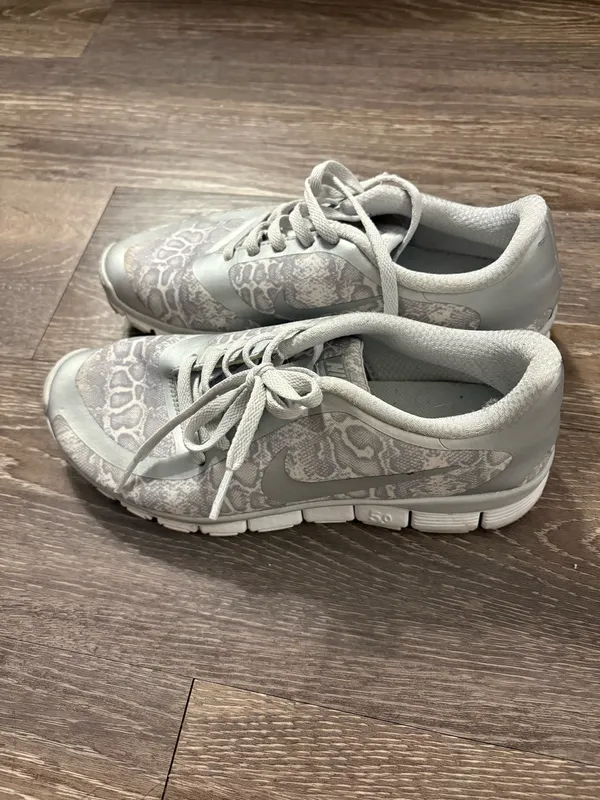 Nike Free 5.0 women's running sneakers. Size 7 - Image 3